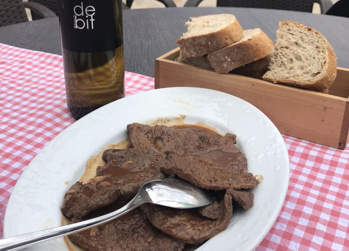 Dalmatinska klaasika, šniceli u toču odnosno šugu, često su na tjednim menijima u kućama, marendašnicama - provjereni klasik koji se služi s manistrom (tjesteninom), ponekad s rižom, a ponekad s pire krumpirom